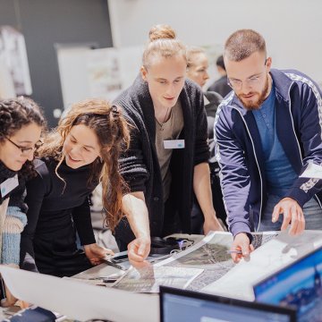 Studierende aus ganz Deutschland entwerfen Zukunftsbilder für ein „blau-grünes Wipperfürth“ 