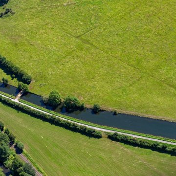Der Flusslauf der Agger soll an einigen Stellen renaturiert werden, um die Gewässerökologie zu verbessern und den Naturschutz zu stärken. Beispielsweise werden hierfür begradigte Flussläufe „entfesselt“. Fotonachweis: REGIONALE 2025 Agentur