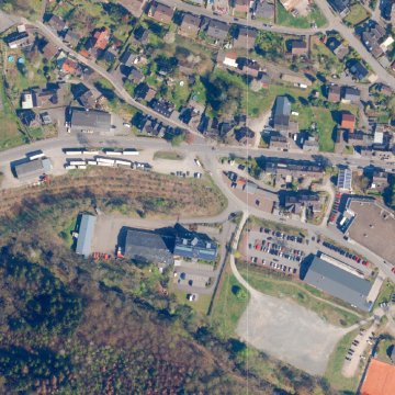 Das Bahnhofsareal in Morsbach soll zu einem modernen Ort der Begegnung umgewandelt werden und so die Ortsmitte stärken. Erste Ideen sehen eine Wohnbebauung und die Einrichtung eines soziokulturellen Zentrums im Bahnhofsempfangsgebäude vor. Die Bahnschienen könnten touristisch genutzt werden. Fotonachweis: Digitales Orthofoto NRW, Geobasis NRW / Bearbeitung REGIONALE 2025 Agentur