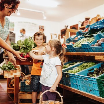 Der Dorfladen soll in die örtlichen Strukturen eingebunden werden und vor allem regionale Produkte im Sortiment haben. Symbolfoto/Fotonachweis: REGIONALE 2025 Agentur/Julia Holland