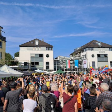 Neuer Ort der Begegnung in Hückeswagen: Feierliche Eröffnung des Bahnhofsplatzes