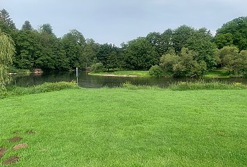 Im Rahmen des Projektes sollen Naturschutzbelangen und Erholungsinteressen an der Sieg in Balance gebracht werden. Ziel ist es, Besucher gezielt zu lenken und die Infrastruktur der Badestellen zu qualifizieren. Das Foto zeigt die Badestelle in Windeck-Dreisel am Eingangsportal zum Wanderweg „Zeitenweg“ und dem Wohnmobil-Stellplatz. Fotonachweis: RSK/Felix Knopp