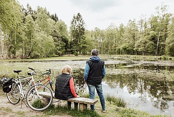 Die Teiche und der umliegende Wald sind ein beliebtes Ausflugsziel. Die unterschiedlichen Nutzungsansprüche, die von Forst- und Teichwirtschaft, Naturschutz und Besucher*innen an den Kulturlandschaftsraum gestellt werden, sollen im Rahmen des Projektes in Einklang gebracht werden. Fotonachweis: REGIONALE 2025 Agentur