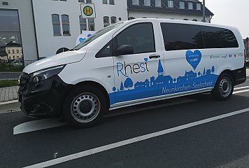 Der On-Demand-Bus Rhesi fährt in der Gemeinde Neunkirchen-Seelscheid. Er kann über eine App für individuelle Fahrten zu über 100 Zielen innerhalb der Kommune gebucht werden. Fotonachweis: RSVG