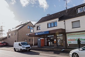 Das Projekt „Dorfzentrum Leuscheider Land“ wird im Rahmen der REGIONALE 2025 umgesetzt. In dem ehemaligen Bankgebäude entsteht bis März 2022 ein multifunktionaler Begegnungsort in der Mitte von Leuscheid. Fotonachweis: REGIONALE 2025 Agentur