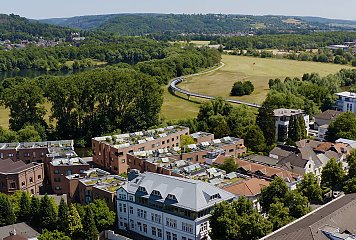 Die Denkschmiede liegt unweit der Sieg in zentraler Lage in Hennef. Fotonachweis: Opposition Studios