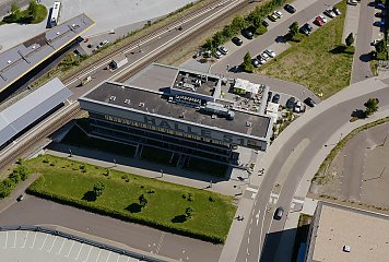 Die Halle 51 und der Innovation Hub liegen direkt am Bahnhof auf dem Steinmüller-Gelände. Fotonachweis: Oppositions Studios