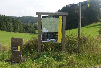 Perspektivisch sollen unterschiedliche Kommunen und Organisationen auf das einheitliche System in der Grenzregion zugreifen können. Damit kann die Qualität der bestehenden Infrastrukturen in den Naturparken erhalten und weiterentwickelt werden, wie etwa die aufgestellten Infotafeln (Beispiel Marienheide). Fotonachweis: Naturpark Bergisches Land/Wastl Roth-Seefrid