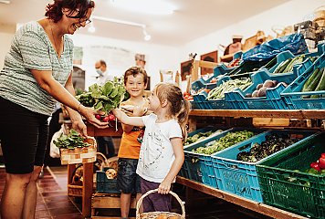 Der Dorfladen soll in die örtlichen Strukturen eingebunden werden und vor allem regionale Produkte im Sortiment haben. Symbolfoto/Fotonachweis: REGIONALE 2025 Agentur/Julia Holland
