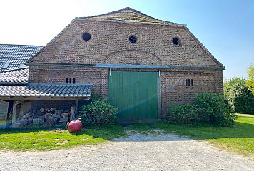 Im Rahmen des Projekts soll die Scheune des ehemaligen Hofguts Waltenrath zu einem Co-Working-Raum umgewandelt werden. Der Raum soll auch als Begegnungsort für Nachbarn und Besucher*innen genutzt werden. Fotonachweis: Florian Kötting