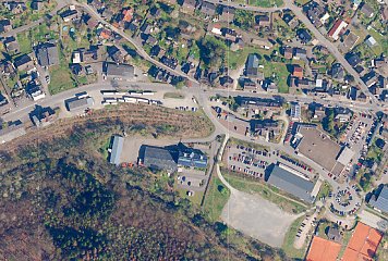 Das Bahnhofsareal in Morsbach soll zu einem modernen Ort der Begegnung umgewandelt werden und so die Ortsmitte stärken. Die Planungen sehen eine Wohnbebauung und die Einrichtung eines soziokulturellen Zentrums im Bahnhofsempfangsgebäude vor. Die Bahnschienen könnten touristisch genutzt werden. Fotonachweis: Digitales Orthofoto NRW, Geobasis NRW / Bearbeitung REGIONALE 2025 Agentur 