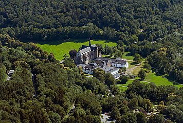 Der Altenberger Dom ist ein bedeutendes Kulturerbe und beliebtes Ausflugsziel. Im Rahmen des REGIONALE Projekts Entwicklungsachse Odenthal-Altenberg soll die Aufenthaltsqualität erhöht und der Bereich um die ehemalige Klosteranlage am Altenberger Dom aufgewertet werden. Fotonachweis: REGIONALE 2025 Agentur