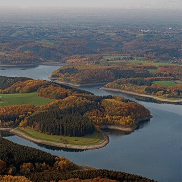 Fluss- und Talsperrenlandschaft