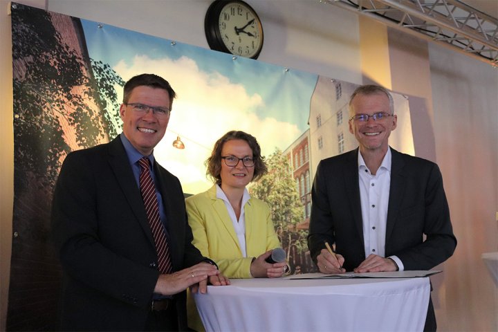 REGIONALE2025_Übergabe_Förderbescheid_Zanders_01.09.2023