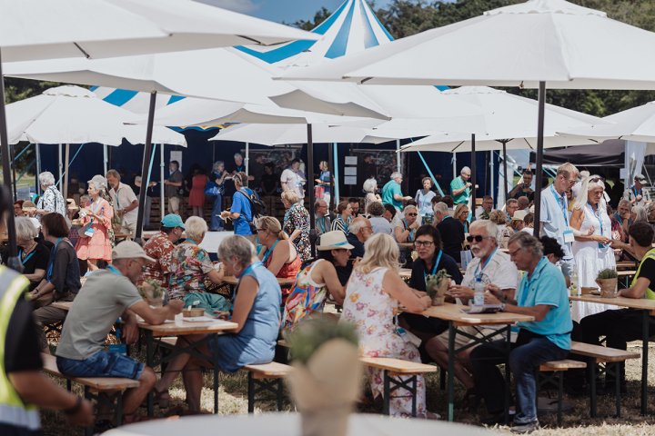 Zeltfestival Kaffeetafel