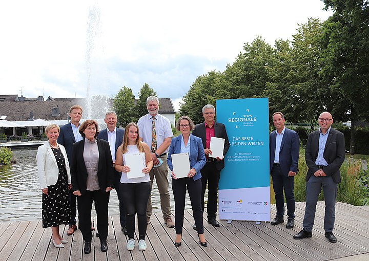 Ministerin Scharrenbach übergibt Förderbescheid in Nümbrecht