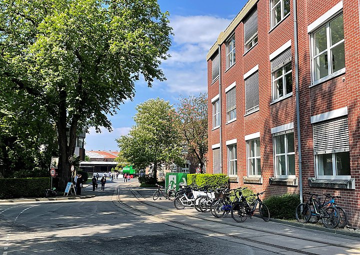 Besucher*innen unterwegs auf Zanders-Gelände