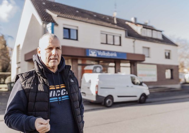 Jürgen Gansauer, Vorstandsmitglied der Genossenschaft „Dorfzentrum Leuscheider Land e.G.“, freut sich, dass die Bürger*innen mit dem Dorfladen wieder eine Anlaufstelle haben werden. Fotonachweis: REGIONALE 2025 Agentur
