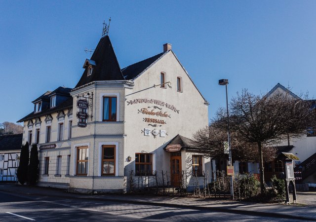 Der Landgasthof Bröl liegt mitten im Ortskern. Die Stadt Hennef als Eigentümerin möchte das Haus wieder für das dörfliche Leben öffnen und ist auf der Suche nach einer klugen Nachnutzung. Fotonachweis: Julia Holland/REGIONALE 2025 Agentur
