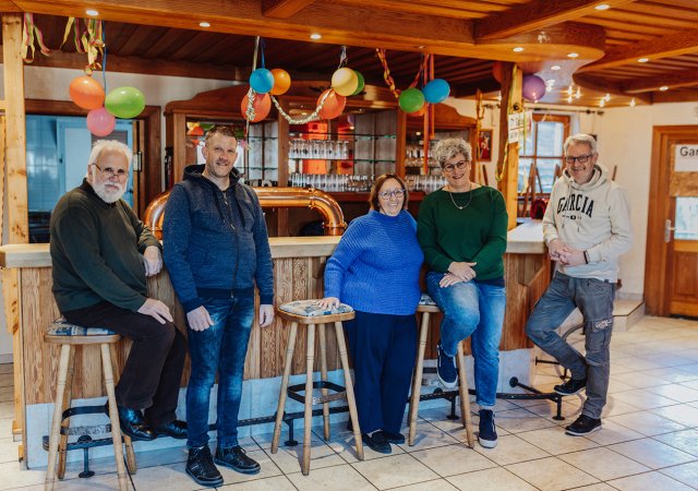 v.l.: Werner Hußmann (1. Vorsitzender HVB), Thorsten Büth (Präsident der KG Rot-Weiß Bröl), Elke Mössler-Tochtrop (Schatzmeisterin KG Rot-Weiß Bröl), Dagmar Papke (2. Vorsitzende HVB) und Thomas Kirstges (Stadt Hennef). Fotonachweis: J. Holland/REG 2025