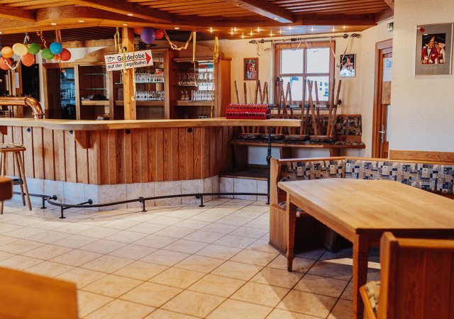 Zum Landgasthof gehört ein Gastronomiebereich mit Holzvertäfelung. Fotonachweis: Julia Holland/REGIONALE 2025 Agentur