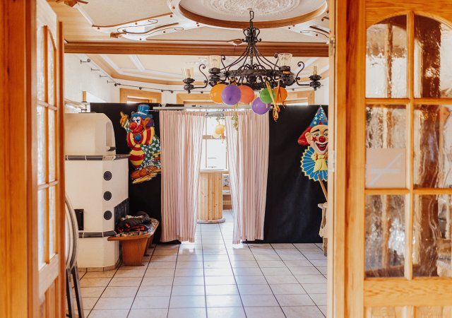 Perspektivisch soll es im Landgasthof wieder eine funktionierende Gastronomie geben und eine Anlaufstelle für die Bewohner*innen von Bröl geschaffen werden. Fotonachweis: Julia Holland/REGIONALE 2025 Agentur