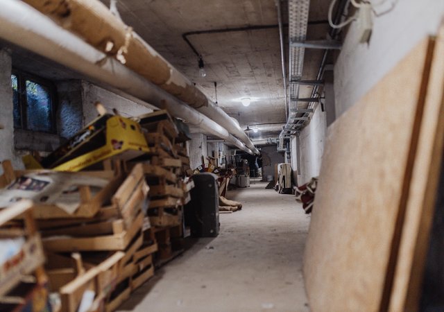 Der Keller wird noch heute als Lagerraum genutzt. Ende der 1990er Jahre war der Ertrag der Streuobstwiese so groß, dass 60.000 Flaschen Apfelsaft abgefüllt werden konnten, die bis in den niedrigen Kellergang entlang der Heizungsrohre gestapelt werden muss