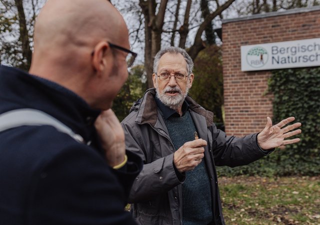 Mark vom Hofe, Vorsitzender des Rheinisch-Bergischen Naturschutzvereins, erläutert die unterschiedlichen Umnutzungsoptionen, etwa den Umbau des Eingangsbereichs zu einem Tagungssaal mit einer großen Glasfassade. Im Rahmen der REGIONALE soll die Transforma