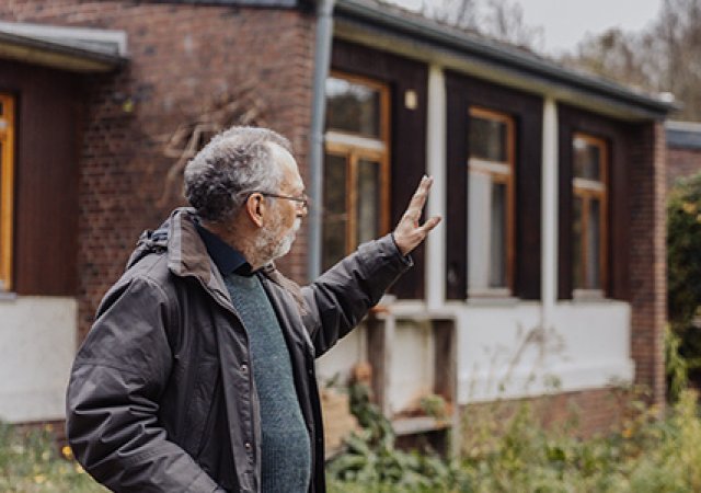 Mark vom Hofe, Vorsitzender des Rheinisch-Bergischen Naturschutzvereins, sieht großes Umnutzungspotenzial und möchte unterschiedliche Nutzungen unter einem Dach vereinen. Fotonachweis: REGIONALE 2025 Agentur GmbH/Julia Holland