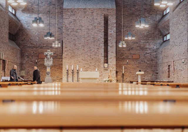 Die Kirche bietet aktuell 200 Sitzplätze und ist für ein katholisches Gotteshaus sehr schlicht und klar gestaltet. Fotonachweis: REGIONALE 2025 Agentur/Julia Holland
