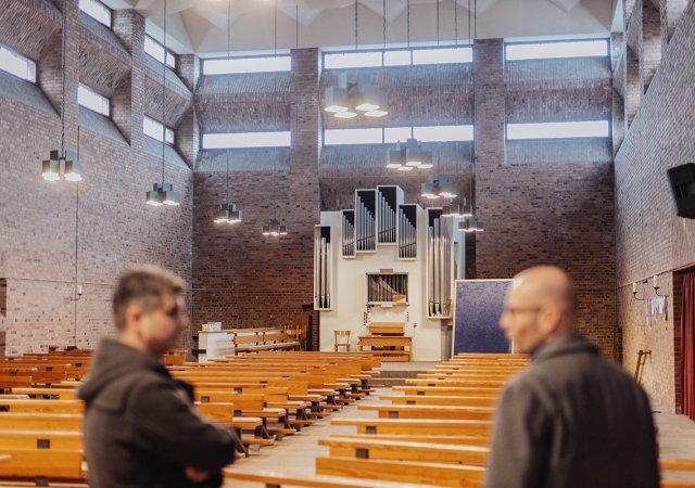 Im hinteren Teil der Kirche Heilig Geist soll ein Kubus in Holzständerbauweise entstehen, der als zusätzlicher Raum multifunktional von Vereinen und Privatpersonen genutzt werden kann. Fotonachweis: REGIONALE 2025 Agentur/Julia Holland