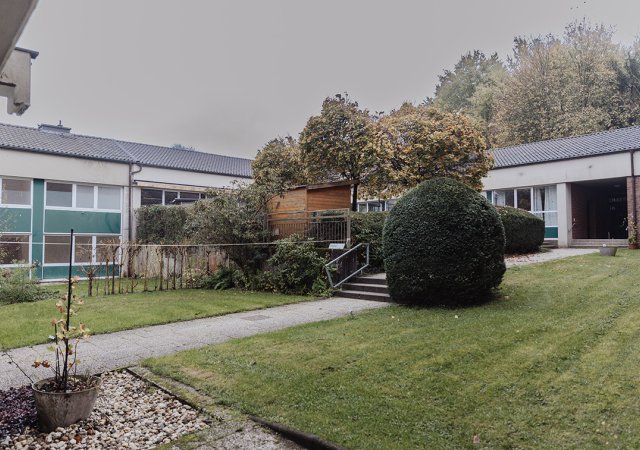 Der bisherige Innenhof erstreckt sich auf mehreren Ebenen, die einzelnen Gebäudeteile sind über Treppen miteinander verbunden. Die Gebäude werden im Frühjahr 2025 abgerissen, stattdessen entsteht an gleicher Stelle ein neuer Kindergarten. Zudem soll der I