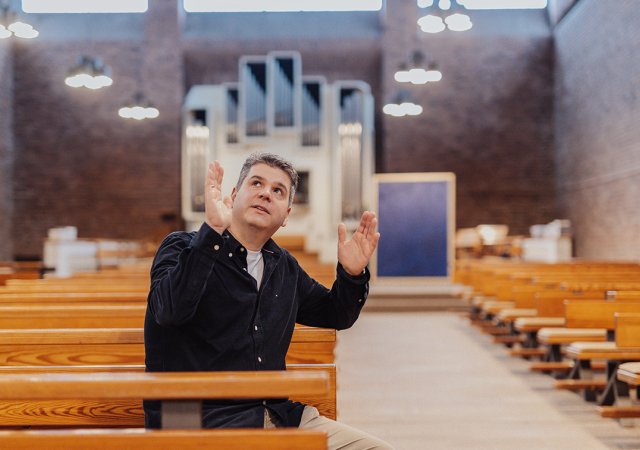 Maximilian Finke, stellvertretender Vorsitzender des Kirchenvorstands, steht hinter dem innovativen und offenen Zukunftskonzept, das Liturgie und Begegnungen gleichermaßen ermöglicht. Auch die Resonanz aus Gemeinde und Bistum ist überwiegend positiv. Foto