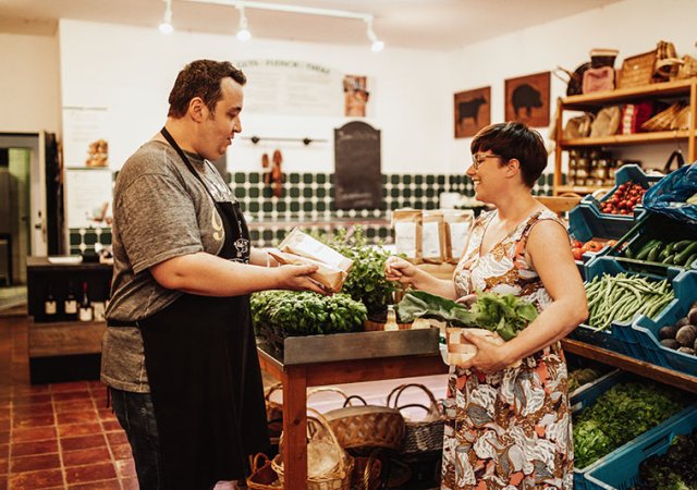 Dorfläden sind wichtige Knotenpunkte öffentlichen Lebens und bieten frische, regionale Produkte ©Julia Holland