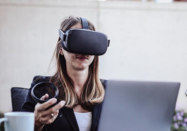 Innovatives Arbeiten mit VR-Brille ©Julia Holland