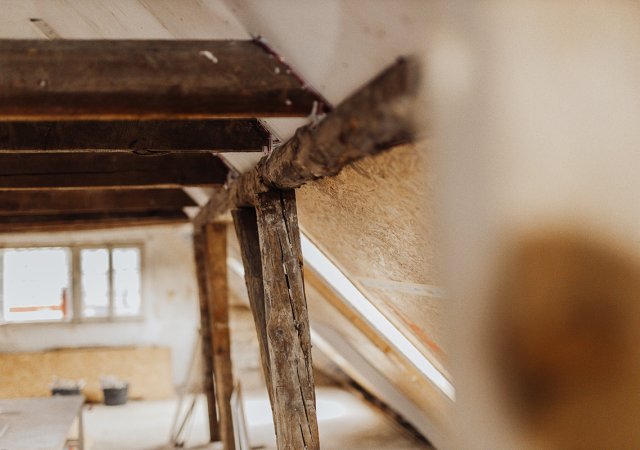 Alte Holzkonstruktionen und Stützbalken, wie hier im Dachgeschoss, bleiben erhalten. Sie werden als besonderes Element in den Wohnraum integriert. Fotonachweis: REGIONALE 2025 Agentur/Julia Holland