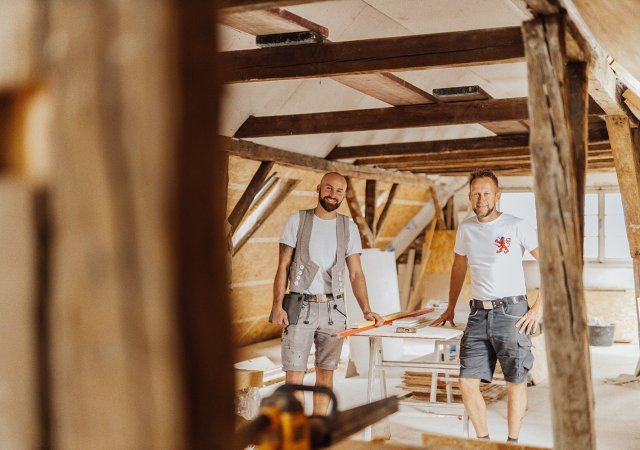Max Zielenbach (l.) und Jens Hoffmann im Dachgeschoss des „Rheinischen Hofs“. Sie wollen mit der Sanierung des Gebäudes die historische Bausubstanz und das Ortsbild erhalten. Fotonachweis: REGIONALE 2025 Agentur/Julia Holland