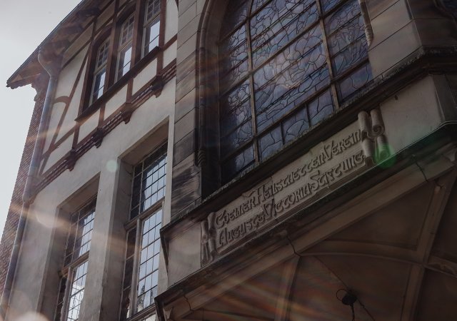 Das Eingangsportal des Gebäudes ist mit Jugendstilelementen verziert und eine Inschrift erinnert an die Stifterin, Auguste Viktoria, die Gattin des Preußischen Kaisers. Fotonachweis: Julia Holland