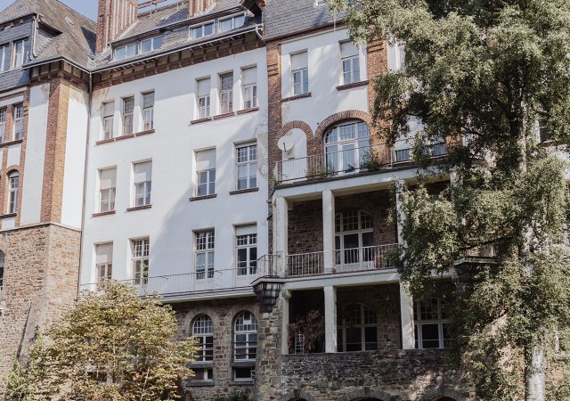 In den oberen Etagen befinden sich unter anderem sich Patientenzimmer, die mit Balkonen ausgestattet sind, damit die Lungenkranken frische Luft atmen konnten. Fotonachweis: Julia Holland