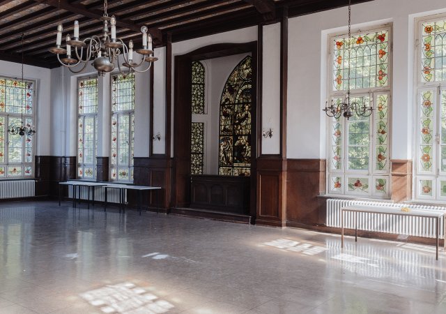 Der ehemalige Speisesaal ist ein besonderer Hingucker und beeindruckt mit prächtiger Verglasung an drei Seiten. Fotonachweis: Julia Holland