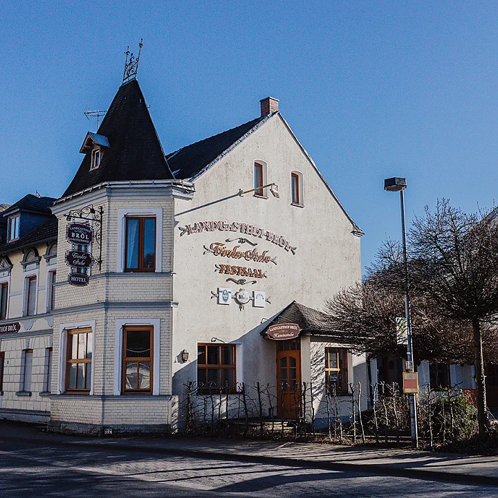 Der Landgasthof Bröl liegt mitten im Ortskern. Die Stadt Hennef als Eigentümerin möchte das Haus wieder für das dörfliche Leben öffnen und ist auf der Suche nach einer klugen Nachnutzung.  Fotonachweis: Julia Holland/REGIONALE 2025 Agentur