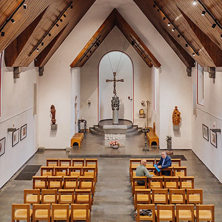 Der Kirchenraum biette rund 150 Personen Platz und mutet durch die Art-Déco-Elemente modern an. Fotonachweis: REGIONALE 2025 Agentur/Julia Holland