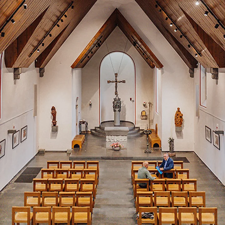 Der Kirchenraum biette rund 150 Personen Platz und mutet durch die Art-Déco-Elemente modern an. Fotonachweis: REGIONALE 2025 Agentur/Julia Holland