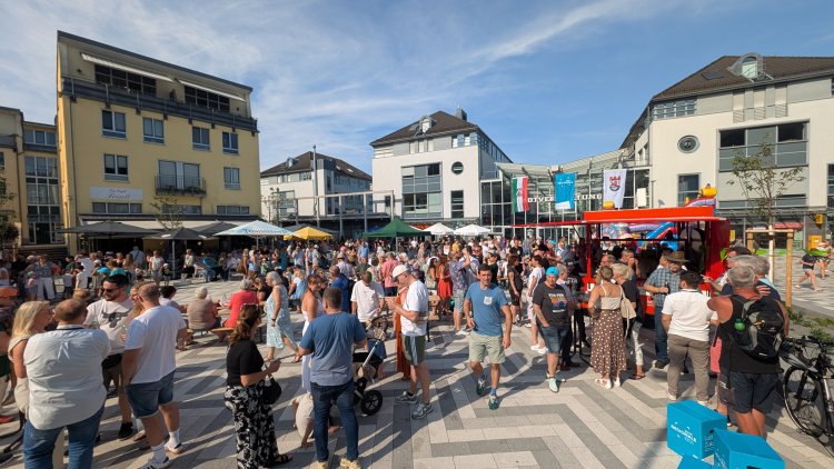 Eröffnung Bahnhofsplatz Menschen Hückeswagen